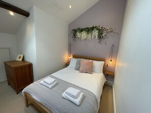 2 bedrooms, individually decorated, individually furnished, free WiFi - The Bell Tower (Inverness)