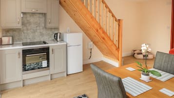 Cottage | Private kitchen | Fridge, microwave, dishwasher, electric kettle