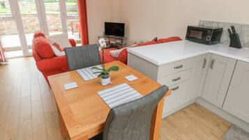 Cottage | Private kitchen | Fridge, microwave, dishwasher, electric kettle