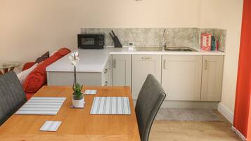Cottage | Private kitchen | Fridge, microwave, dishwasher, electric kettle