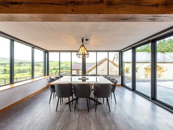 المنشأة من الداخل