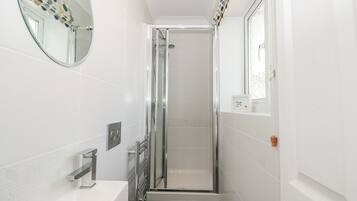 Mökki | Kylpyhuone | Suihku, hiustenkuivaaja