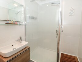 Cottage | Bathroom | Shower, hair dryer