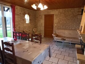 TV, fireplace - Charming Cottage with Large Garden, Near Spa and Ski Resorts (Fontenoy-le-Château)