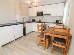 コテージ | 専用キッチン | 冷蔵庫、電気ポット、トースター、調理器具と食器