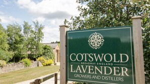 Un panneau indiquant les locaux de Cotswold Lavender Growers and Distillers, une entreprise spécialisée dans la culture et la transformation de la lavande.