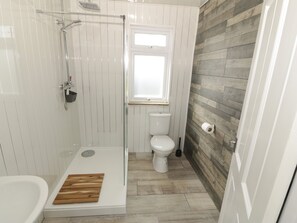 A bathroom with a shower, toilet, and sink. - Bryn Ffynnon (Pwllheli)
