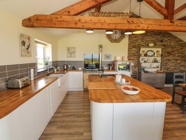 Cottage | Private kitchen | Fridge, dishwasher, electric kettle, toaster