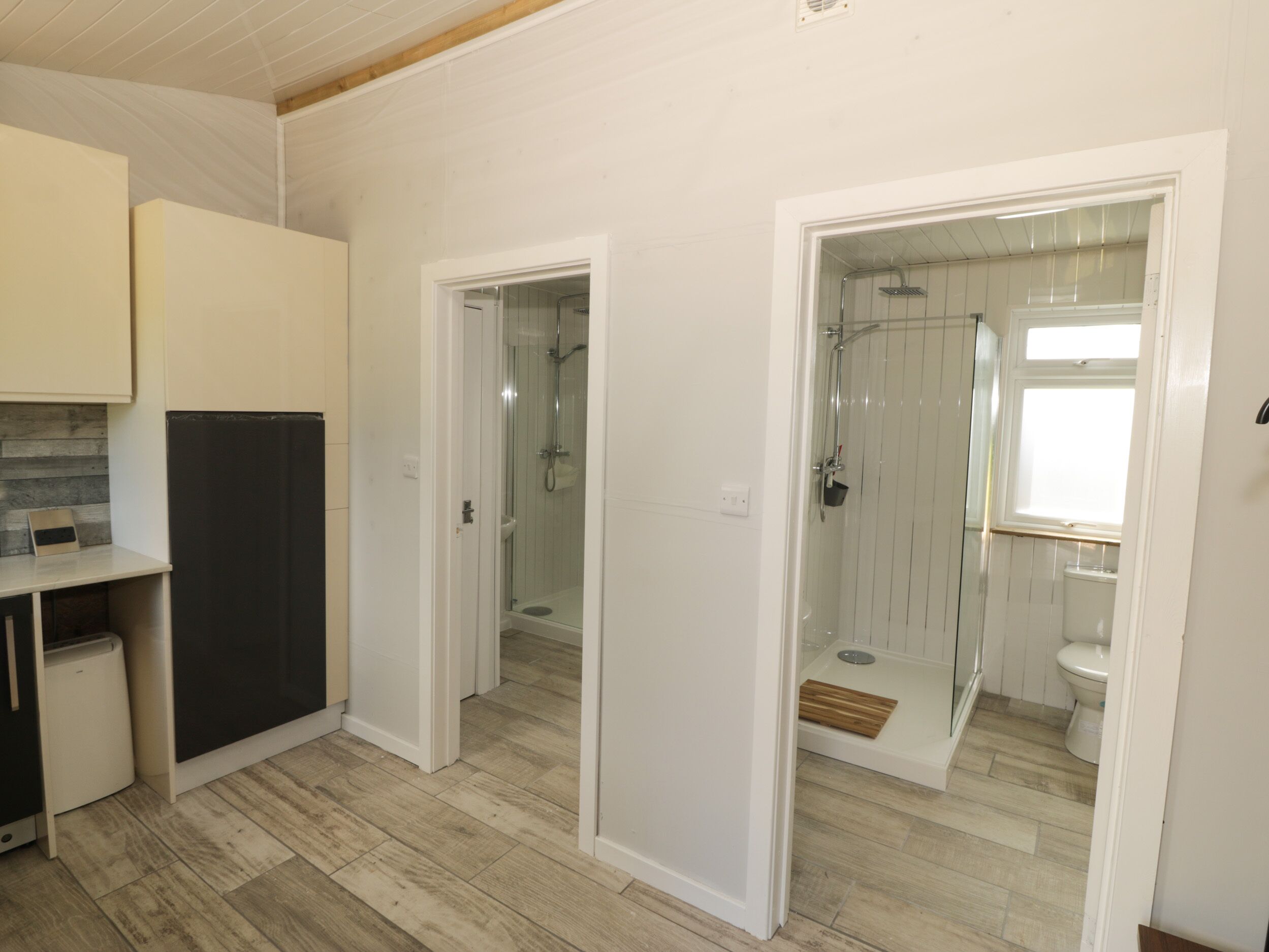 Un baño moderno con ducha, inodoro y lavamanos.