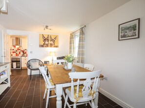 Cottage | Private kitchen | Fridge, microwave, dishwasher, cookware/dishes/utensils - Bwthyn Defaid (Pwllheli)
