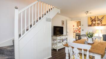 Cottage | Private kitchen | Fridge, dishwasher, cookware/dishes/utensils