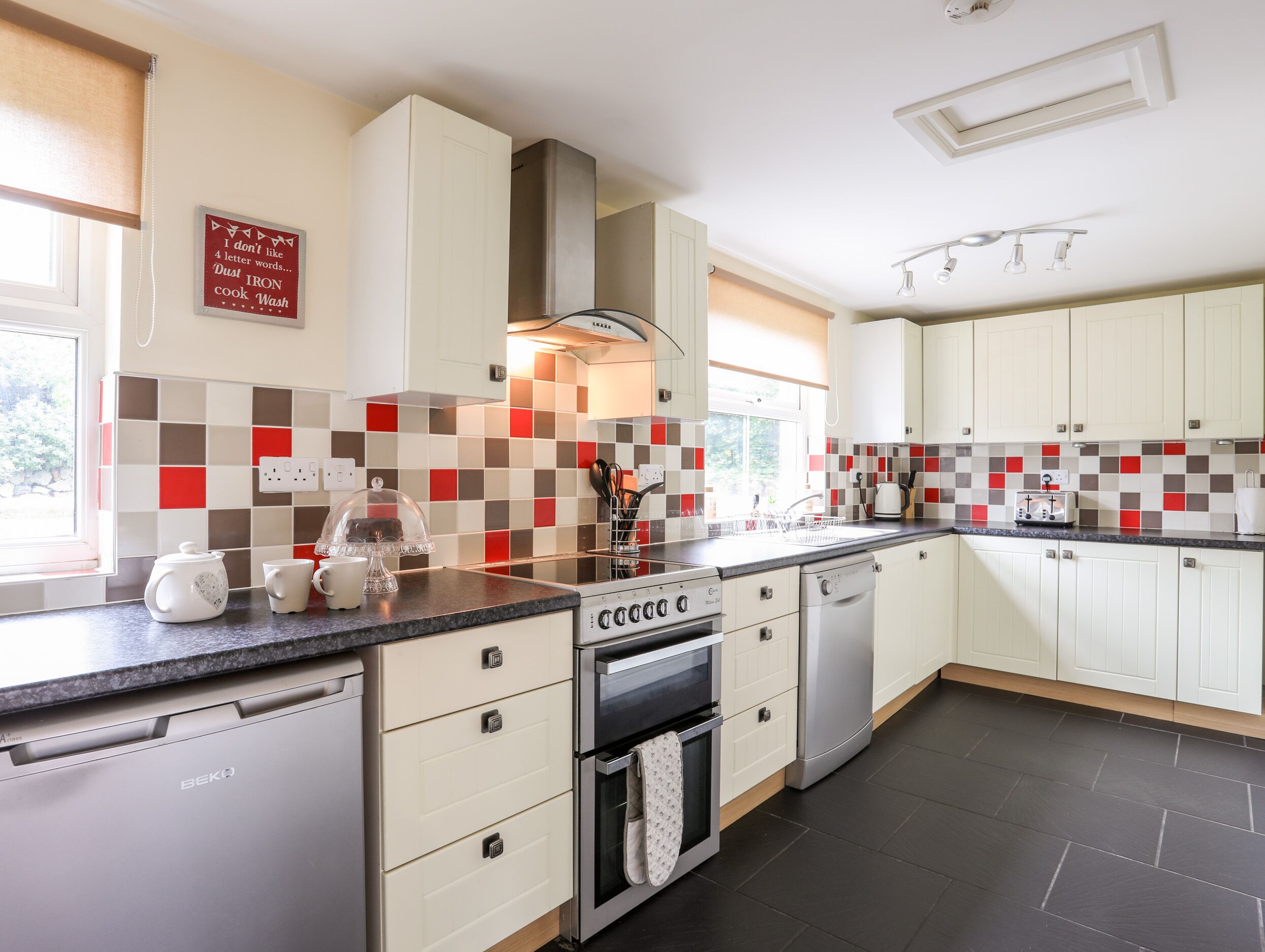 Cottage | Private kitchen | Fridge, dishwasher, cookware/dishes/utensils