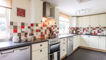 Cottage | Private kitchen | Fridge, dishwasher, cookware/dishes/utensils