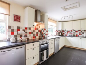 Cottage | Private kitchen | Fridge, dishwasher, cookware/dishes/utensils