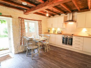 Refrigerador, tetera/pava eléctrica, tostadora, utensilios de cocina