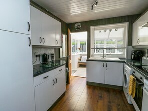 Fridge, dishwasher, electric kettle, toaster - Fern Hill Cottage (Llanfairpwllgwyngyll)