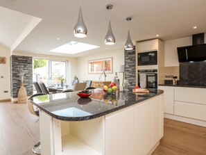 Cottage | Private kitchen | Fridge, dishwasher, electric kettle, toaster - The Herun (Rhosneigr)