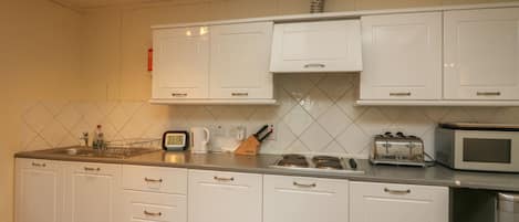 ChaumiÚre | Cuisine privée | Réfrigérateur, bouilloire électrique, grille-pain