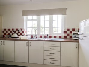 Cottage | Private kitchen | Fridge, electric kettle, toaster, cookware/dishes/utensils - Ryeby Garth (Hull)