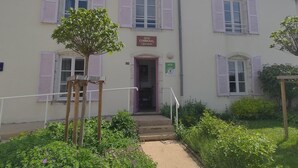 Un bâtiment à deux étages sur lequel on peut lire l’inscription : « Gîte communal de L’Épine ».