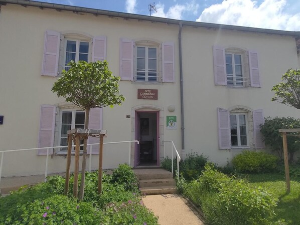 A two-story building with a sign reading "Gîte Communal L'Epine." - Charming Village Getaway: Modern Comforts in a Historic Setting Wi-Fi & Terrace Included (Attignéville)