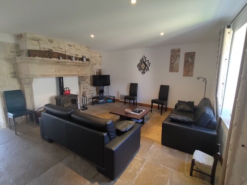 Charming Village Getaway: Modern Comforts in a Historic Setting Wi-Fi & Terrace Included