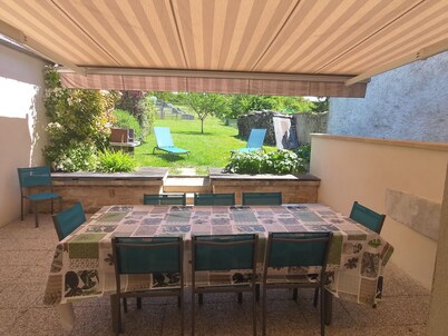 Charming Village Getaway: Modern Comforts in a Historic Setting Wi-Fi & Terrace Included