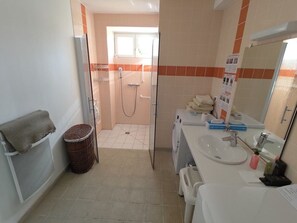 A bathroom with a shower, a sink, a mirror, and a window. - Charming Village Getaway: Modern Comforts in a Historic Setting Wi-Fi & Terrace Included (Attignéville)