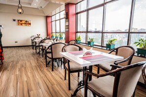 Melayani sarapan, makan siang, dan makan malam