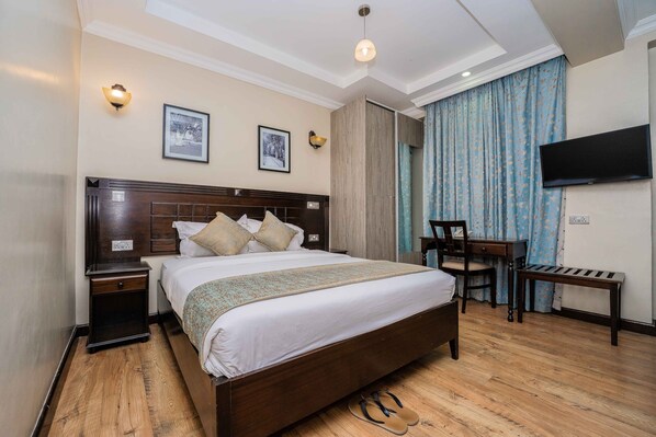 Executive Double Room | Laptop workspace, soundproofing, free WiFi, bed sheets