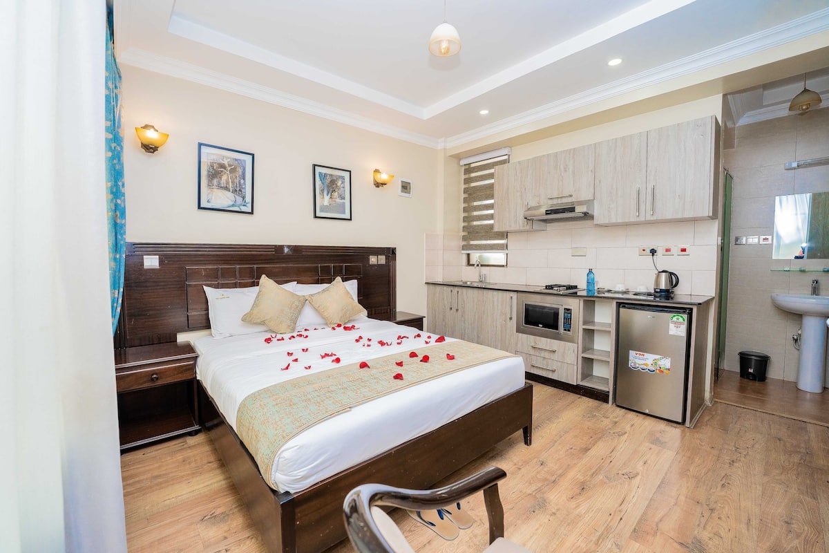 Deluxe Room | Laptop workspace, soundproofing, WiFi (free), bed sheets