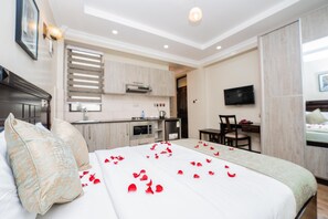 Laptop workspace, soundproofing, free WiFi, bed sheets