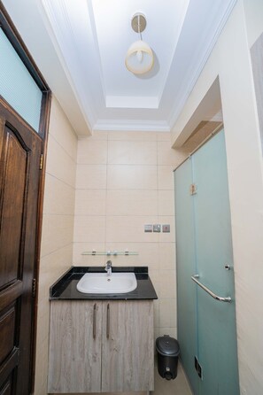 Deluxe Room | Bathroom | Shower, towels