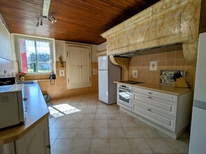 Réfrigérateur, four à micro-ondes, lave-vaisselle