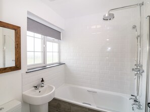 Cottage | Bathroom - Summercourt (Launceston)