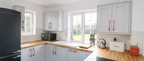 Cottage | Privékeuken | Een koelkast, een vaatwasser, een waterkoker, een broodrooster