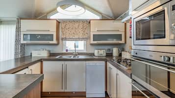 Cottage | Private kitchen | Fridge, dishwasher, electric kettle, toaster