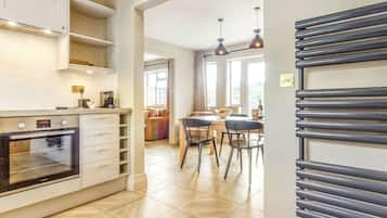 Casa de campo | Cocina privada | Frigorífico, lavavajillas y utensilios de cocina