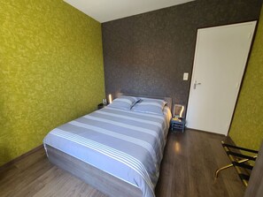 1 bedroom, free WiFi, bed sheets - Charming Ground-Floor Apt in Épinal Center - Terrace, Free Parking, Near Train Station (Épinal)