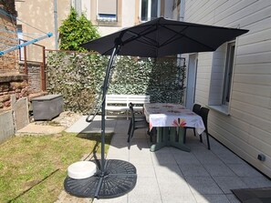 Outdoor dining - Charming Ground-Floor Apt in Épinal Center - Terrace, Free Parking, Near Train Station (Épinal)
