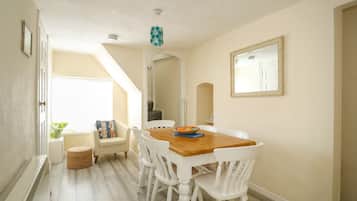 Cottage | Private kitchen | Fridge, dishwasher, electric kettle, cookware/dishes/utensils