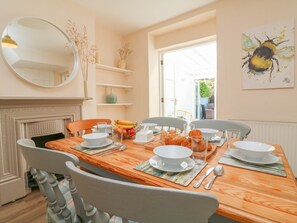 Cottage | Private kitchen | Fridge, dishwasher, electric kettle, toaster - 3 Lowerbourne Terrace (Minehead)