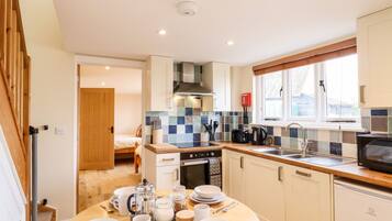 Cottage | Private kitchen | Fridge, microwave, dishwasher, electric kettle