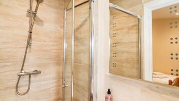 Cottage | Bathroom | Shower