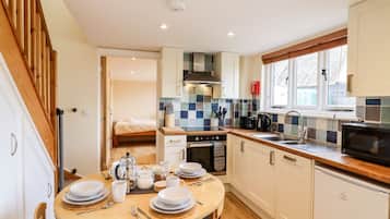 Cottage | Private kitchen | Fridge, dishwasher, electric kettle, toaster