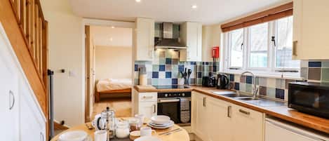 Cottage | Private kitchen | Fridge, dishwasher, electric kettle, toaster