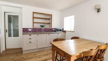 Cottage | Private kitchen | Fridge, microwave, dishwasher, electric kettle