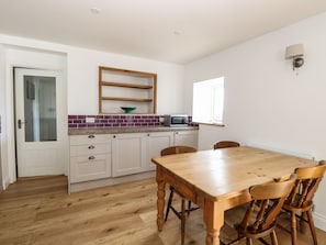 Ferienhaus | Eigene Küche | Kühlschrank, Mikrowelle, Geschirrspüler, Wasserkocher