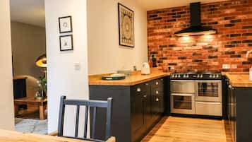 Cottage | Private kitchen | Fridge, dishwasher, electric kettle, toaster