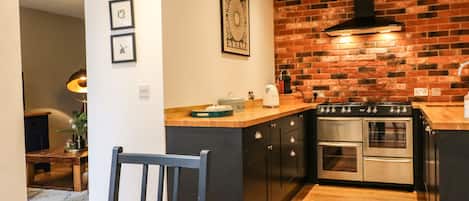 Cottage | Private kitchen | Fridge, dishwasher, electric kettle, toaster